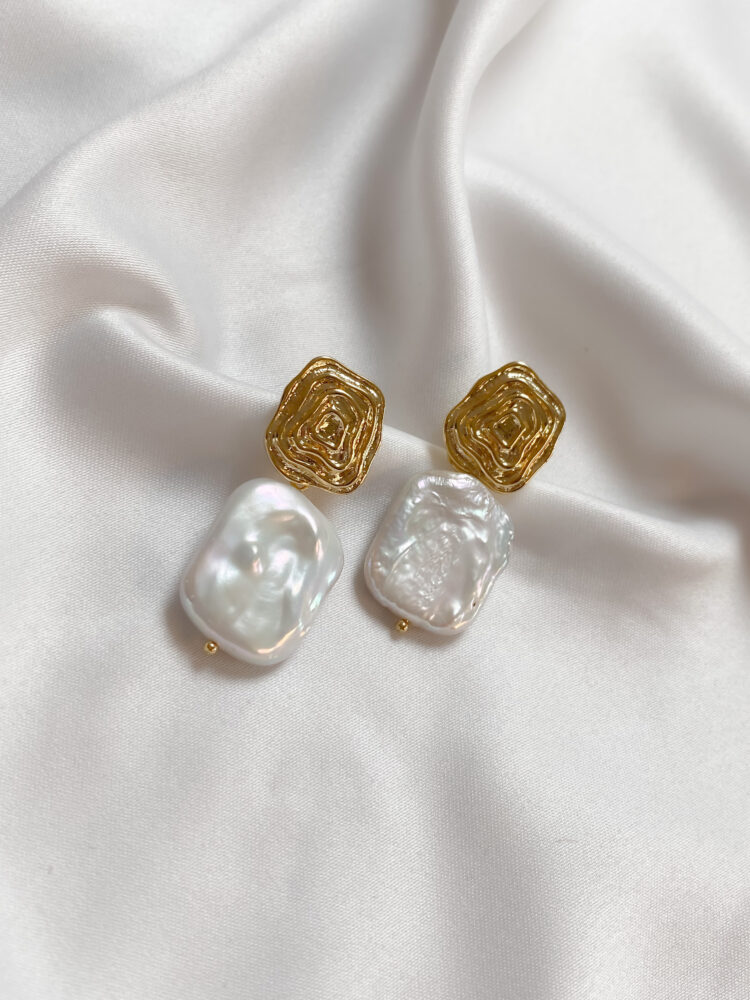 gloden pearl earrings
